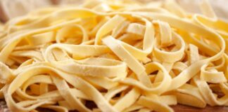 İtalyan mutfağı, dünya gastronomisinin en köklü ve en sevilen geleneklerinden biridir. Bu zenginliğin temelinde yatan makarna kültürü, her biri farklı bir bölgeyi ve tat profilini temsil eden altı ikonik yemekle doruk noktasına ulaşır. Tagliatelle, Ravioli, Fettucine Alfredo, Fırında Lazanya, Penne Arabiata ve Spagetti Bolonez... Bu altılı, İtalya'nın mutfak sanatındaki çeşitliliğini, emek yoğun hazırlanışını ve derin lezzet katmanlarını gözler önüne serer. Bu kapsamlı haberimizde, bu altı başyapıtın tarihini, hazırlanışını ve kültürel önemini detaylıca inceliyoruz. Konulu bir haber görseli.