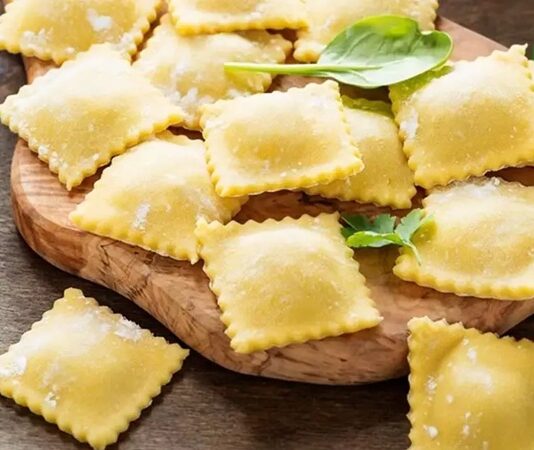 İtalyan mutfağı, makarna sanatının zirvesi olarak kabul edilir ve her bir makarna çeşidi, ülkenin farklı bir bölgesinden bir hikaye ve lezzet taşır. Bu haberimizde, İtalya'nın gastronomik yönelimlerini mükemmel bir şekilde özetleyen beş ikonik yemek olan Ravioli, Fettucine Alfredo, Fırında Lazanya, Penne Arabiata ve Spagetti Bolonez'i karşılaştırıyor ve her birinin mutfak kültüründeki derin yerini inceliyoruz. Bu beşli, İtalyan yemek çeşitliliğini ve lezzet zenginliğini tek bir başlık altında topluyor. konulu bir haber görseli.