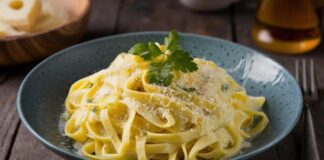 İtalyan mutfağı, lezzetin ve sadeliğin birleştiği bir sanat formudur ve bu mutfak geleneğinin en bilinen dört ikonik yemeği vardır. Bu yemekler, Fettucine Alfredo'nun kremsi zenginliğinden, Penne Arabiata'nın ateşli acılığına, Spagetti Bolonez'in doyurucu derinliğine ve Fırında Lazanya'nın katmanlı ihtişamına kadar uzanan geniş bir lezzet yelpazesi sunar. Her biri İtalya'nın farklı bir bölgesini ve gastronomik yönelimini temsil eden bu dört başyapıt, dünya sofralarında hak ettikleri yerlerini almıştır. Bu kapsamlı haberimizde, bu dört klasik makarnanın tarihini, hazırlanışını ve benzersiz özelliklerini inceliyoruz. Konulu bir haber görseli.