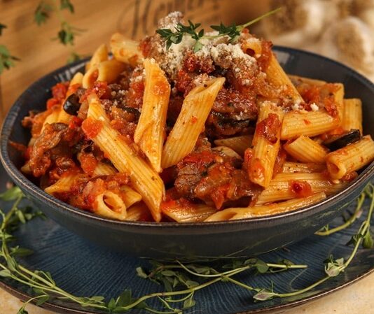 İtalyan mutfağı, dünyanın en sevilen ve en çeşitli mutfak kültürlerinden biridir. Bu zenginliğin merkezinde ise, her biri farklı bir hikaye ve lezzet taşıyan makarna sosları yer alır. Bu haberimizde, Roma’nın ateşli ve basit klasiği Penne Arabiata ile Bolonya’nın zengin ve doyurucu tacını temsil eden Spagetti Bolonez’i karşılaştırıyor ve her iki sosun da derin kültürel ve gastronomik özelliklerini inceliyoruz. Bu iki ikonik yemek, İtalya’nın farklı bölgelerinde nasıl bir mutfak kimliği oluşturduğunun mükemmel bir örneğidir. Konulu bir haber görseli.