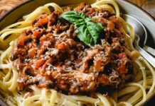 Klasik İtalyan Mutfağının Taçsız Kralı Spagetti Bolonez'in Sırrı ve Hikayesi Spagetti Bolonez, dünya mutfaklarının en popüler ve sevilen yemeklerinden biridir. İtalya'nın Bolonya bölgesinden çıkan bu klasik tarif, sadece bir yemek olmaktan öte, nesiller boyu aktarılan bir mutfak kültürü mirasıdır. Basit gibi görünse de, gerçek bir Bolonez sosu hazırlamak, sabır, doğru malzemeler ve belirli pişirme teknikleri gerektirir. Bu lezzetli yemeğin ardındaki derin hikayeyi ve onu bu kadar özel yapan incelikleri keşfetmeye hazır olun. Konulu bir haber görseli.