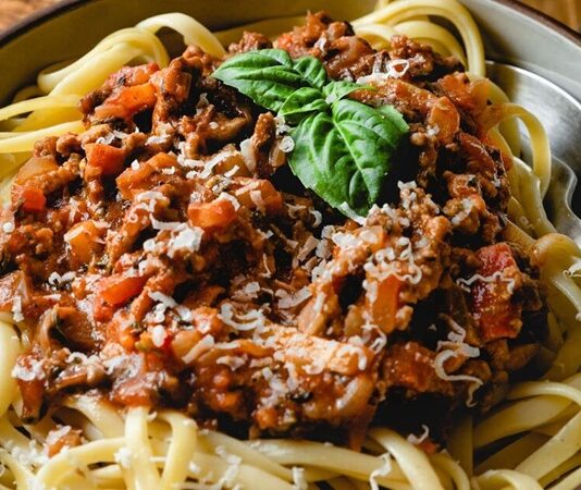 Klasik İtalyan Mutfağının Taçsız Kralı Spagetti Bolonez'in Sırrı ve Hikayesi Spagetti Bolonez, dünya mutfaklarının en popüler ve sevilen yemeklerinden biridir. İtalya'nın Bolonya bölgesinden çıkan bu klasik tarif, sadece bir yemek olmaktan öte, nesiller boyu aktarılan bir mutfak kültürü mirasıdır. Basit gibi görünse de, gerçek bir Bolonez sosu hazırlamak, sabır, doğru malzemeler ve belirli pişirme teknikleri gerektirir. Bu lezzetli yemeğin ardındaki derin hikayeyi ve onu bu kadar özel yapan incelikleri keşfetmeye hazır olun. Konulu bir haber görseli.