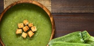 Kış aylarının gelmesiyle birlikte beslenme uzmanları ve şeflerin önerdiği sebze çorbaları arasında ıspanak çorbası yeniden öne çıkmaya başladı. Hem vitamin açısından zengin olması hem de hafif dokusuyla tercih edilen bu çorba, özellikle bağışıklığın zayıfladığı dönemlerde büyük ilgi görüyor. Son haftalarda hem restoran menülerinde hem de ev yemeklerinde daha sık yer alması, ıspanak çorbası trendinin güçlendiğini gösteriyor. Konulu bir haber görseli.