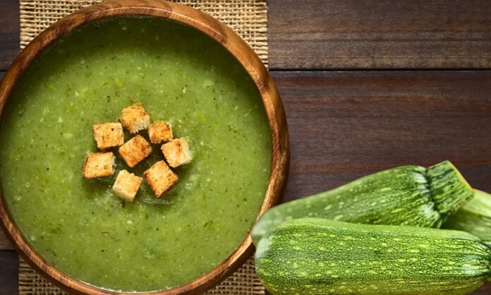 Kış aylarının gelmesiyle birlikte beslenme uzmanları ve şeflerin önerdiği sebze çorbaları arasında ıspanak çorbası yeniden öne çıkmaya başladı. Hem vitamin açısından zengin olması hem de hafif dokusuyla tercih edilen bu çorba, özellikle bağışıklığın zayıfladığı dönemlerde büyük ilgi görüyor. Son haftalarda hem restoran menülerinde hem de ev yemeklerinde daha sık yer alması, ıspanak çorbası trendinin güçlendiğini gösteriyor. Konulu bir haber görseli.