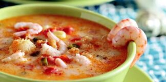 Deniz ürünleri severler için vazgeçilmez bir seçenek olan karides çorbası, hem hafif hem de besleyici yapısıyla sofralarda öne çıkıyor. İçerdiği taze karides, çeşitli sebzeler ve aromatik baharatlar sayesinde hem lezzet hem de sağlık açısından zengin bir öğün sunuyor. Özellikle akşam yemeklerinde ya da özel davetlerde başlangıç olarak tercih edilen bu çorba, deniz mahsullerinin doğal aromasıyla öne çıkıyor. Konulu bir haber görseli.