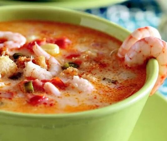 Deniz ürünleri severler için vazgeçilmez bir seçenek olan karides çorbası, hem hafif hem de besleyici yapısıyla sofralarda öne çıkıyor. İçerdiği taze karides, çeşitli sebzeler ve aromatik baharatlar sayesinde hem lezzet hem de sağlık açısından zengin bir öğün sunuyor. Özellikle akşam yemeklerinde ya da özel davetlerde başlangıç olarak tercih edilen bu çorba, deniz mahsullerinin doğal aromasıyla öne çıkıyor. Konulu bir haber görseli.