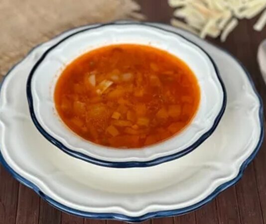 Kars kesme çorbası, Doğu Anadolu mutfağının en özel ve doyurucu çorbalarından biridir. Özellikle soğuk iklimi ile bilinen Kars’ta, bu çorba kış sofralarının vazgeçilmezidir. Kars kesme çorbası, ince kesilmiş hamur parçaları, et suyu ve yöresel sebzelerle hazırlanır ve hem lezzet hem de besleyici değer açısından öne çıkar. Bu çorba, bölgesel tariflerin korunması ve kültürel mirasın yaşatılması açısından da büyük önem taşır. Konulu bir haber görseli.