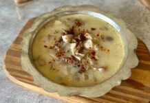 Türk mutfağının en karakteristik ve besleyici çorbalarından biri olan kelle paça çorbası, özellikle kış aylarında sofraların vazgeçilmez lezzeti olarak ön plana çıkıyor. Hem doyurucu yapısı hem de sağlık açısından sunduğu faydalarla bilinen bu çorba, nesiller boyunca sofralarda yerini korumuş durumda. Kemik, kelle ve paça etinden elde edilen doğal suyu ile hazırlanan çorba, hem şifa verici özellikleri hem de yoğun aromasıyla dikkat çekiyor. Uzmanlar, özellikle bağışıklık sistemini güçlendirmek isteyenlerin ve soğuk algınlığıyla mücadele edenlerin kelle paça çorbasını tüketmesini öneriyor. Konulu bir haber görseli.