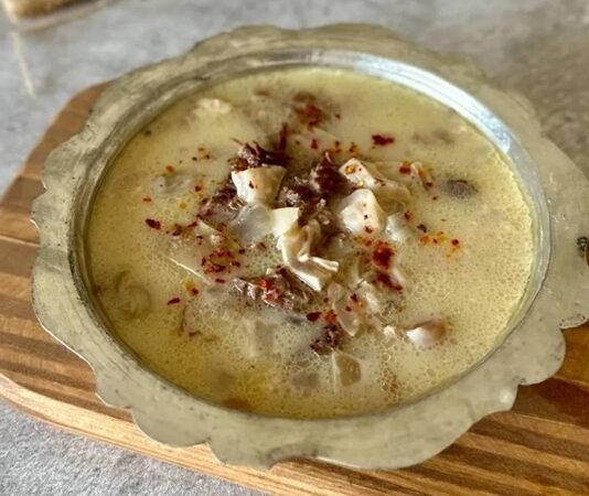 Türk mutfağının en karakteristik ve besleyici çorbalarından biri olan kelle paça çorbası, özellikle kış aylarında sofraların vazgeçilmez lezzeti olarak ön plana çıkıyor. Hem doyurucu yapısı hem de sağlık açısından sunduğu faydalarla bilinen bu çorba, nesiller boyunca sofralarda yerini korumuş durumda. Kemik, kelle ve paça etinden elde edilen doğal suyu ile hazırlanan çorba, hem şifa verici özellikleri hem de yoğun aromasıyla dikkat çekiyor. Uzmanlar, özellikle bağışıklık sistemini güçlendirmek isteyenlerin ve soğuk algınlığıyla mücadele edenlerin kelle paça çorbasını tüketmesini öneriyor. Konulu bir haber görseli.