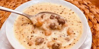 Kırklareli köfteli çorba, Trakya mutfağının özgün lezzetlerinden biridir ve yöresel çorba çeşitleri arasında özel bir yere sahiptir. Küçük köfteler ve sebzelerle hazırlanan bu çorba, hem doyurucu hem de besleyici yapısıyla öne çıkar. Özellikle kış aylarında sofralarda sıkça tercih edilen Kırklareli köfteli çorba, geleneksel tarifleriyle nesiller boyu hazırlanarak kültürel bir miras niteliği taşır. Konulu bir haber görseli.