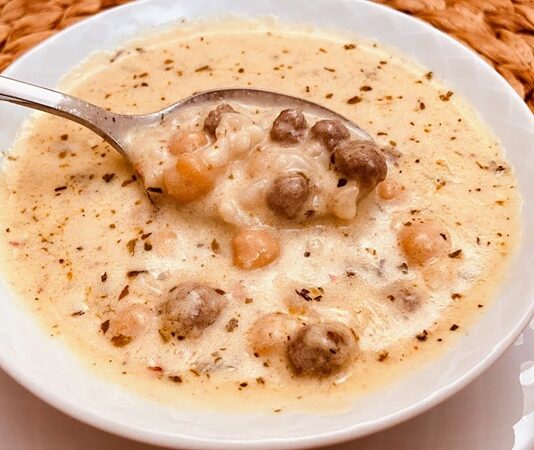 Kırklareli köfteli çorba, Trakya mutfağının özgün lezzetlerinden biridir ve yöresel çorba çeşitleri arasında özel bir yere sahiptir. Küçük köfteler ve sebzelerle hazırlanan bu çorba, hem doyurucu hem de besleyici yapısıyla öne çıkar. Özellikle kış aylarında sofralarda sıkça tercih edilen Kırklareli köfteli çorba, geleneksel tarifleriyle nesiller boyu hazırlanarak kültürel bir miras niteliği taşır. Konulu bir haber görseli.