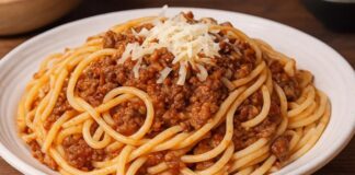 Kıymalı Makarna, Erişte ve Mantı gibi Türk mutfağının geleneksel lezzetleri ile İtalyan gastronomisinin yedi büyük ikonu (Makarna Graten, Tagliatelle, Ravioli, Fettucine Alfredo, Fırında Lazanya, Penne Arabiata, Spagetti Bolonez) arasındaki kültürel benzerlikler ve farklılıklar, hamur işlerinin dünya çapındaki evrimini gösterir. Bu kapsamlı haberimizde, kıyma kullanımının merkezde olduğu bu dokuz başyapıtın tarihini, hazırlanışını ve sofralardaki yerini inceliyoruz. Bu yemekler, Anadolu’dan İtalya’ya uzanan mutfak mirasının ve lezzet çeşitliliğinin mükemmel bir kanıtıdır. Konulu bir haber görseli.