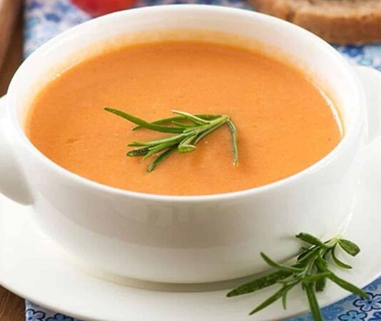 Türk mutfak kültürünün en köklü parçalarından biri olan çorbalar, hem günlük sofralarda hem de özel günlerde yerini her zaman koruyor. Anadolu’nun dört bir yanında yüzyıllardır pişirilen bu lezzetler, yalnızca karın doyurmakla kalmıyor; aynı zamanda kültürün, geleneğin ve aile sıcaklığının da simgesi hâline geliyor. Özellikle kış aylarının yaklaşmasıyla birlikte klasik çorbalara olan ilgi yeniden artarken, restoranlardan ev mutfaklarına kadar geniş bir alanda bu geleneksel tatlar daha sık görülmeye başlandı. Bugün Türkiye’nin en bilinen çorbalarının geçmişi, malzemesi ve sofralardaki yeri üzerine yapılan haberimiz, klasik tatların neden asla unutulmadığını yeniden gözler önüne seriyor. Konulu bir haber görseli.