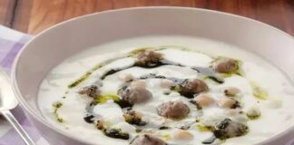 Lebeniye çorbası, Türk mutfağının yöresel lezzetleri arasında kendine özgü bir yere sahip. Özellikle Doğu ve Güneydoğu Anadolu bölgelerinde köklü bir geleneğe sahip olan bu çorba, hem besleyici hem de doyurucu bir yapıya sahip olmasıyla biliniyor. Yoğurt ve nohut kullanımıyla hazırlanan lebeniye çorbası, sofralarda hem ana yemek öncesi hem de hafif öğün olarak tercih ediliyor. Geleneksel tariflerin modern mutfaklarda yeniden yorumlanması, bu çorbanın popülerliğini artırıyor. Konulu bir haber görseli.