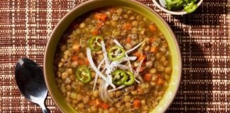 Lentejas, İspanya’nın yüzyıllardır süregelen yemek kültüründe önemli bir yere sahip olan, hem besleyici hem de duygusal yönü güçlü bir çorba‐yahni türüdür. Bugün dünyanın birçok noktasında tanınan bu yemek, yalnızca içeriğiyle değil, İspanyol halkının gündelik yaşamına ve kültürel ritüellerine işleyen anlamıyla da dikkat çeker. Son yıllarda sağlıklı beslenme akımlarının öne çıkmasıyla birlikte lentejas yeniden popülerlik kazanmış, özellikle bitkisel protein kaynağı arayanların favori tariflerinden biri hâline gelmiştir. Bu yükseliş yalnızca gastronomik bir ilgi değil, aynı zamanda köklü bir kültürel geleneğin yeniden hatırlanması anlamına da gelir. Konulu bir haber görseli.