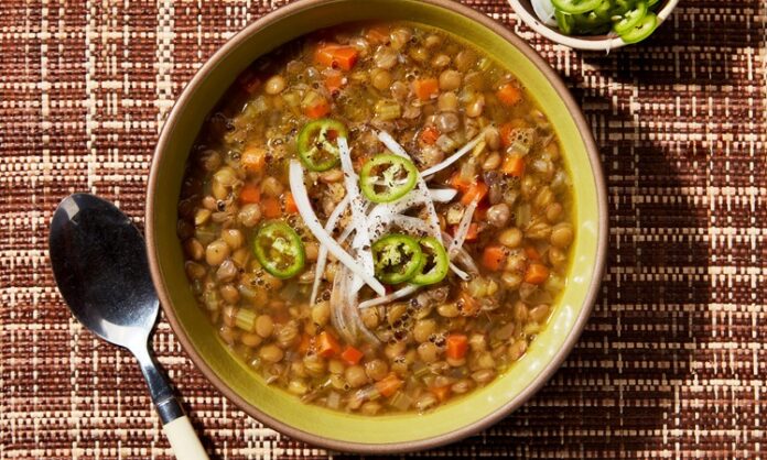 Lentejas, İspanya’nın yüzyıllardır süregelen yemek kültüründe önemli bir yere sahip olan, hem besleyici hem de duygusal yönü güçlü bir çorba‐yahni türüdür. Bugün dünyanın birçok noktasında tanınan bu yemek, yalnızca içeriğiyle değil, İspanyol halkının gündelik yaşamına ve kültürel ritüellerine işleyen anlamıyla da dikkat çeker. Son yıllarda sağlıklı beslenme akımlarının öne çıkmasıyla birlikte lentejas yeniden popülerlik kazanmış, özellikle bitkisel protein kaynağı arayanların favori tariflerinden biri hâline gelmiştir. Bu yükseliş yalnızca gastronomik bir ilgi değil, aynı zamanda köklü bir kültürel geleneğin yeniden hatırlanması anlamına da gelir. Konulu bir haber görseli.