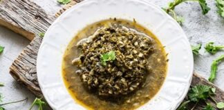 Madımak çorbası, Türk mutfağının yöresel lezzetleri arasında hem sağlık hem de lezzet açısından ön plana çıkan bir çorba türüdür. Özellikle İç Anadolu ve Doğu Anadolu bölgelerinde yaygın olarak yapılan bu çorba, madımak bitkisinin sağladığı zengin vitamin ve mineral değeri ile dikkat çekiyor. Hafif ekşimsi tadı ve yeşil rengi sayesinde sofralarda hem görsellik hem de besleyicilik açısından öne çıkıyor. Madımak çorbası, hem ev yemeklerinde hem de restoran menülerinde geleneksel tatları yaşatmak isteyenler için vazgeçilmez bir seçenek olarak öne çıkıyor. Konulu bir haber görseli.