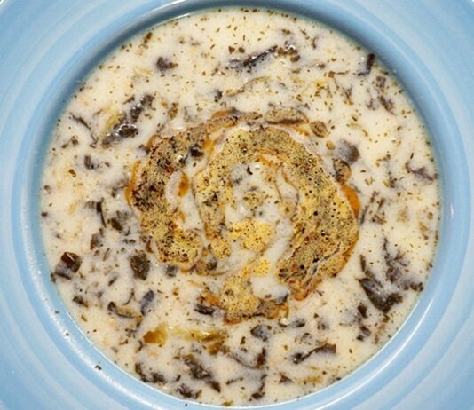 Malatya usulü tarhana, Türk mutfağının geleneksel çorbalarından biri olarak bilinir ve özellikle kış aylarında sofralarda sıkça yer alır. Fermente edilmiş yoğurt ve buğday karışımı ile hazırlanan tarhana, hem besleyici hem de enerji verici bir çorba olarak öne çıkar. Malatya usulü tarhana çorbası, yöresel tariflere sadık kalındığında hem yoğun aromalı hem de doyurucu bir öğün sunar. Konulu bir haber görseli.