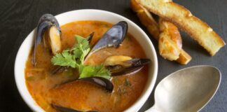 Deniz ürünleri severler için özel bir seçenek olan midye çorbası, hem hafif hem de besleyici yapısıyla sofralarda öne çıkıyor. Taze midye, aromatik baharatlar ve çeşitli sebzelerle birleştiğinde hem lezzet hem de sağlık açısından zengin bir öğün sunuyor. Özellikle akşam yemeklerinde veya özel davetlerde başlangıç olarak tercih edilen bu çorba, denizden gelen doğal tatları sofralara taşıyor. Konulu bir haber görseli.