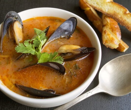 Deniz ürünleri severler için özel bir seçenek olan midye çorbası, hem hafif hem de besleyici yapısıyla sofralarda öne çıkıyor. Taze midye, aromatik baharatlar ve çeşitli sebzelerle birleştiğinde hem lezzet hem de sağlık açısından zengin bir öğün sunuyor. Özellikle akşam yemeklerinde veya özel davetlerde başlangıç olarak tercih edilen bu çorba, denizden gelen doğal tatları sofralara taşıyor. Konulu bir haber görseli.