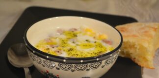 Anadolu mutfağının en eski tariflerinden biri olan mısır yarmalı çorba, özellikle Karadeniz ve Doğu Anadolu bölgelerinde nesilden nesile aktarılarak günümüze ulaşmış bir lezzet olarak biliniyor. Mısırın tarih boyunca bölgede temel besin kaynaklarından biri olması, çorbanın kültürel yolculuğunda büyük rol oynamış durumda. Köylerde, yaylalarda ve geleneksel sofralarda sıklıkla tüketilen bu çorba, özellikle uzun kış aylarında hem doyurucu hem de ısıtıcı özelliğiyle dikkat çekiyor. Konulu bir haber görseli.