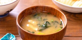 Miso, Japon mutfağının vazgeçilmez lezzetlerinden biridir ve son yıllarda dünya genelinde sağlıklı beslenme trendleri arasında önemli bir yer kazanmıştır. Miso, fermente edilmiş soya fasulyesi ve tuzdan elde edilen geleneksel bir Japon gıdasıdır. Sade görünmesine rağmen, içerdiği zengin besin değerleri sayesinde hem lezzet hem de sağlık açısından büyük faydalar sunar. Japon kültüründe günlük beslenmenin ayrılmaz bir parçası olan miso, çorba, sos ve hatta bazı tatlı tariflerinde bile kullanılmaktadır. Konulu bir haber görseli.