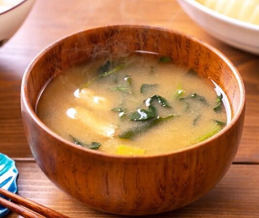 Miso, Japon mutfağının vazgeçilmez lezzetlerinden biridir ve son yıllarda dünya genelinde sağlıklı beslenme trendleri arasında önemli bir yer kazanmıştır. Miso, fermente edilmiş soya fasulyesi ve tuzdan elde edilen geleneksel bir Japon gıdasıdır. Sade görünmesine rağmen, içerdiği zengin besin değerleri sayesinde hem lezzet hem de sağlık açısından büyük faydalar sunar. Japon kültüründe günlük beslenmenin ayrılmaz bir parçası olan miso, çorba, sos ve hatta bazı tatlı tariflerinde bile kullanılmaktadır. Konulu bir haber görseli.