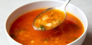 Ovmaç çorbası, Türk mutfağının yöresel çorbaları arasında kendine has bir yere sahip. Özellikle İç Anadolu ve Doğu Anadolu bölgelerinde uzun yıllardır yapılan bu çorba, hem doyurucu hem de besleyici yapısıyla dikkat çekiyor. Un ve yumurta ile hazırlanan hamur parçacıkları, çorbanın kendine özgü kıvamını sağlarken, yöresel et veya sebzelerle zenginleştirilen tarifler, sofralara farklı bir aroma katıyor. Ovmaç çorbası, hem ev yemeklerinde hem de restoran menülerinde yöresel tatları yaşatmak isteyenler için önemli bir seçenek olarak öne çıkıyor. Konulu bir haber görseli.