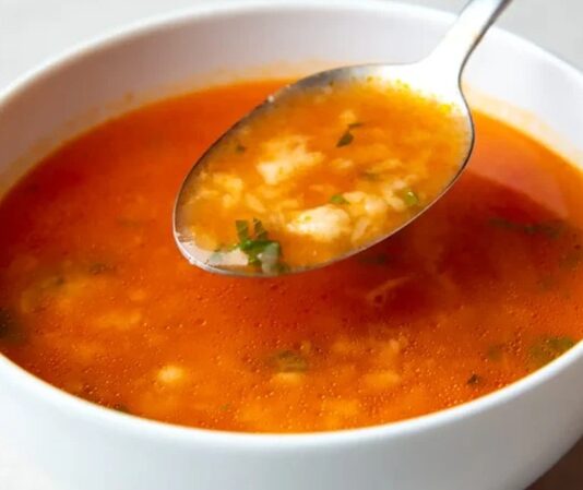 Ovmaç çorbası, Türk mutfağının yöresel çorbaları arasında kendine has bir yere sahip. Özellikle İç Anadolu ve Doğu Anadolu bölgelerinde uzun yıllardır yapılan bu çorba, hem doyurucu hem de besleyici yapısıyla dikkat çekiyor. Un ve yumurta ile hazırlanan hamur parçacıkları, çorbanın kendine özgü kıvamını sağlarken, yöresel et veya sebzelerle zenginleştirilen tarifler, sofralara farklı bir aroma katıyor. Ovmaç çorbası, hem ev yemeklerinde hem de restoran menülerinde yöresel tatları yaşatmak isteyenler için önemli bir seçenek olarak öne çıkıyor. Konulu bir haber görseli.