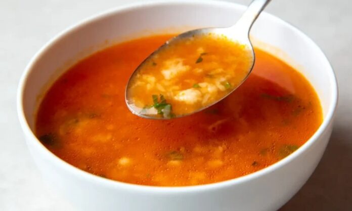 Ovmaç çorbası, Türk mutfağının yöresel çorbaları arasında kendine has bir yere sahip. Özellikle İç Anadolu ve Doğu Anadolu bölgelerinde uzun yıllardır yapılan bu çorba, hem doyurucu hem de besleyici yapısıyla dikkat çekiyor. Un ve yumurta ile hazırlanan hamur parçacıkları, çorbanın kendine özgü kıvamını sağlarken, yöresel et veya sebzelerle zenginleştirilen tarifler, sofralara farklı bir aroma katıyor. Ovmaç çorbası, hem ev yemeklerinde hem de restoran menülerinde yöresel tatları yaşatmak isteyenler için önemli bir seçenek olarak öne çıkıyor. Konulu bir haber görseli.