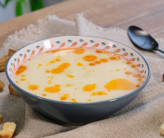 Kış aylarının kendini iyice hissettirmesiyle birlikte sofralarda yeniden yerini almaya başlayan patates çorbası, hem ekonomik oluşu hem de doyurucu yapısıyla vatandaşların en çok tercih ettiği tarifler arasında yer alıyor. Türkiye’nin birçok bölgesinde özellikle soğuk günlerde yemeklerin vazgeçilmez başlangıcı hâline gelen bu geleneksel tat, son günlerde restoran ve lokantalarda da daha fazla ilgi görüyor. Besleyiciliği ve pratik hazırlanışı nedeniyle aile sofralarında sıkça tercih edilen çorba, uzmanlara göre hem yetişkinler hem de çocuklar için güçlü bir besin kaynağı olma özelliği taşıyor. Konulu bir haber görseli.