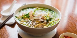 Vietnam mutfağının dünya çapında tanınan ve en çok sevilen yemeklerinden biri olan Pho, hem sokak yemekleri kültürünün hem de gurme restoranların vazgeçilmezlerinden biri hâline gelmiştir. Hafif ama bir o kadar da aromatik yapısıyla öne çıkan bu çorba, özellikle et suyu bazlı tarifleri ve taze baharatlarıyla farklı damak zevklerine hitap eder. Pho, sadece bir çorba değil, aynı zamanda Vietnam’ın tarihini, kültürel dokusunu ve mutfak geleneğini sofralara taşıyan önemli bir gastronomik mirastır. Konulu bir haber görseli.