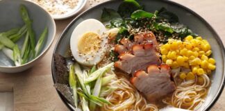 Japon mutfağının ikonik yemeklerinden biri olan Ramen, son yıllarda dünya genelinde hem restoran menülerinde hem de ev yapımı tariflerde yükselen bir popülerliğe sahip. Özellikle sıcak, besleyici ve aromatik yapısıyla bilinen Ramen Çorbası, farklı malzeme kombinasyonlarıyla her damak zevkine hitap ediyor. Türkiye’de de gastronomi meraklıları arasında ilgi gören bu çorba, hem geleneksel tarifleri hem de modern yorumlarıyla dikkat çekiyor. Japonya’dan çıkan bu lezzet, global mutfaklarda artık sadece bir çorba değil, kültürel bir deneyim olarak değerlendiriliyor. Konulu bir haber görseli.