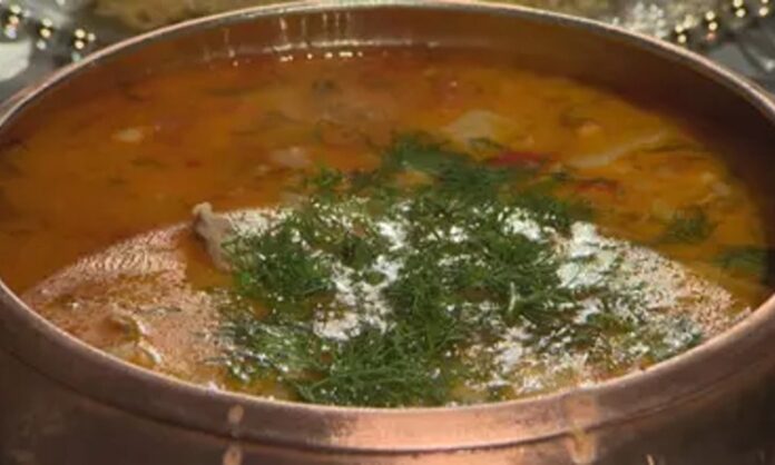 Şalgamlı çorba, Türk mutfağında özellikle yöresel lezzetleri sevenlerin favorileri arasında yer alıyor. Hem sağlıklı hem de farklı aromasıyla öne çıkan bu çorba, özellikle Ege ve Güneydoğu bölgelerinde geleneksel olarak hazırlanıyor. Şalgam suyunun verdiği hafif ekşi tat, çorbaya hem ferahlatıcı bir özellik katıyor hem de sofralarda eşsiz bir lezzet oluşturuyor. Şalgamlı çorba, hem ev yemeklerinde hem de restoran menülerinde giderek daha fazla tercih edilen bir çorba türü haline geldi. Konulu bir haber görseli.