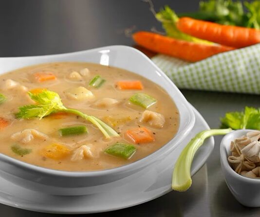 Türkiye’de soğuk havaların kendini hissettirmesiyle birlikte mutfaklarda en çok tercih edilen lezzetlerden biri olan sebze çorbası, hem besleyici içeriği hem de kolay hazırlanabilir yapısıyla yeniden gündeme geldi. Uzmanlar, kış boyunca bağışıklığı güçlendirmek için en pratik ve etkili yöntemlerden birinin düzenli olarak sebze çorbası tüketmek olduğunu belirtiyor. Son dönemde yapılan araştırmalar da sebzelerin ortak şekilde pişirilmesiyle ortaya çıkan vitamin ve mineral yoğunluğunun, vücudu hastalıklara karşı desteklediğini gösteriyor. Vatandaşlar ise ekonomik koşulların zorlaştığı bu dönemde uygun maliyetli ve doyurucu tariflere yönelmeye devam ediyor. Konulu bir haber görseli.