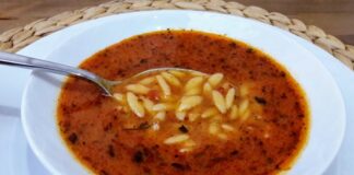 Türkiye’nin en sevilen ve en pratik çorbalarından biri olan şehriye çorbası, özellikle mevsim geçişlerinde ve soğuk kış günlerinde yeniden gündeme geliyor. Hem kolay hazırlanabilir olması hem de hafif yapısıyla geniş bir kesim tarafından tercih edilen bu geleneksel çorba, Türk mutfağı kültürünün uzun yıllardır vazgeçilmez bir parçası olmayı sürdürüyor. Domatesli, tavuklu veya sade olarak hazırlanabilen çorbanın esnek yapısı, farklı damak tatlarını aynı lezzette buluşturmayı başarıyor. Özellikle annelerin çocuklara ilk öğrettikleri çorbalardan biri olmasıyla da kültürel hafızada güçlü bir yere sahip. Konulu bir haber görseli.