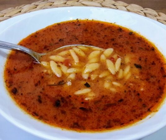 Türkiye’nin en sevilen ve en pratik çorbalarından biri olan şehriye çorbası, özellikle mevsim geçişlerinde ve soğuk kış günlerinde yeniden gündeme geliyor. Hem kolay hazırlanabilir olması hem de hafif yapısıyla geniş bir kesim tarafından tercih edilen bu geleneksel çorba, Türk mutfağı kültürünün uzun yıllardır vazgeçilmez bir parçası olmayı sürdürüyor. Domatesli, tavuklu veya sade olarak hazırlanabilen çorbanın esnek yapısı, farklı damak tatlarını aynı lezzette buluşturmayı başarıyor. Özellikle annelerin çocuklara ilk öğrettikleri çorbalardan biri olmasıyla da kültürel hafızada güçlü bir yere sahip. Konulu bir haber görseli.