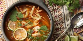 Meksika mutfağının en köklü ve en özel tariflerinden biri olan Sopa de Lima, son yıllarda dünya gastronomisinde yeniden büyük bir ilgi görmeye başladı. Yucatán Yarımadası’ndan doğan bu geleneksel çorba, hem aromatik yapısı hem de ferahlatıcı tadıyla farklı kültürlerdeki şeflerin menülerine hızla dahil ediliyor. Özellikle son dönemlerde Latin Amerika mutfağına yönelik artan merak, bu eşsiz çorbanın da popülerliğini önemli ölçüde artırmış durumda. İçindeki taze malzemeler, bölgenin kendine has kokuları ve karakteristik ekşi dokunuş, Sopa de Limayı gastronomik açıdan özel bir yere taşıyor. Konulu bir haber görseli.