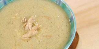 Kış aylarının en sevilen çorbalarından biri olan tavuklu şehriye çorbası, hem hafif hem de doyurucu yapısıyla sofraların baş tacı oluyor. İçerdiği tavuk, ince şehriye ve çeşitli sebzeler sayesinde hem protein hem de vitamin açısından zengin bir öğün sunuyor. Evde kolayca hazırlanabilmesi ve kısa sürede lezzetli bir sonuç vermesi, bu çorbayı özellikle yoğun günlerde tercih edilen bir tarif hâline getiriyor. Konulu bir haber görseli.