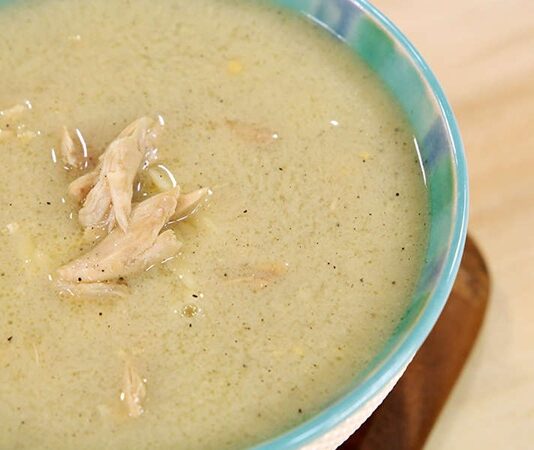 Kış aylarının en sevilen çorbalarından biri olan tavuklu şehriye çorbası, hem hafif hem de doyurucu yapısıyla sofraların baş tacı oluyor. İçerdiği tavuk, ince şehriye ve çeşitli sebzeler sayesinde hem protein hem de vitamin açısından zengin bir öğün sunuyor. Evde kolayca hazırlanabilmesi ve kısa sürede lezzetli bir sonuç vermesi, bu çorbayı özellikle yoğun günlerde tercih edilen bir tarif hâline getiriyor. Konulu bir haber görseli.