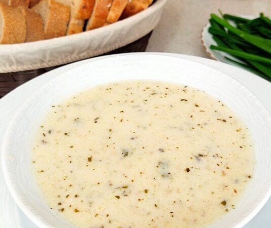 Türk mutfağının en geleneksel çorbalarından biri olan toyga çorbası, özellikle kış aylarında sofraların vazgeçilmez tatlarından biri olarak öne çıkıyor. Yoğurt ve buğday kullanılarak hazırlanan bu çorba, hem besleyici hem de doyurucu bir yapıya sahip. Anadolu’nun çeşitli bölgelerinde yüzyıllardır tüketilen toyga çorbası, özellikle bağışıklık sistemini güçlendirmek ve enerji kazanmak isteyenler için ideal bir seçenek olarak biliniyor. Çorbanın içerdiği yoğurt, buğday ve baklagiller, vücuda protein, vitamin ve mineral desteği sağlıyor. Konulu bir haber görseli.