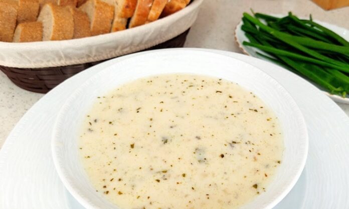 Türk mutfağının en geleneksel çorbalarından biri olan toyga çorbası, özellikle kış aylarında sofraların vazgeçilmez tatlarından biri olarak öne çıkıyor. Yoğurt ve buğday kullanılarak hazırlanan bu çorba, hem besleyici hem de doyurucu bir yapıya sahip. Anadolu’nun çeşitli bölgelerinde yüzyıllardır tüketilen toyga çorbası, özellikle bağışıklık sistemini güçlendirmek ve enerji kazanmak isteyenler için ideal bir seçenek olarak biliniyor. Çorbanın içerdiği yoğurt, buğday ve baklagiller, vücuda protein, vitamin ve mineral desteği sağlıyor. Konulu bir haber görseli.