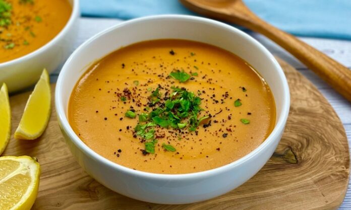 Türkiye’de hemen her evde, her lokantada ve neredeyse her günün menüsünde yerini alan mercimek çorbası, son dönemde hem restoranların hem de ev mutfaklarının en çok tercih edilen klasiklerinden biri olarak yeniden gündemde. Hem ekonomik oluşu hem de besleyici değeri sayesinde halk tarafından “günün çorbası” olarak görülmeye devam eden mercimek çorbası, günümüzde modern dokunuşlarla çeşitleniyor ve sofralarda güçlü bir geri dönüş yaşıyor. Uzmanlara göre bu yükselişin temelinde, tüketici alışkanlıklarının sade, doğal ve pratik yiyeceklere yönelmesi bulunuyor. Özellikle kış aylarının yaklaşmasıyla birlikte sıcak ve doyurucu çorbalara talep artarken, mercimek çorbası bu talebi en iyi karşılayan tariflerden biri olarak öne çıkıyor. Konulu bir haber görseli.