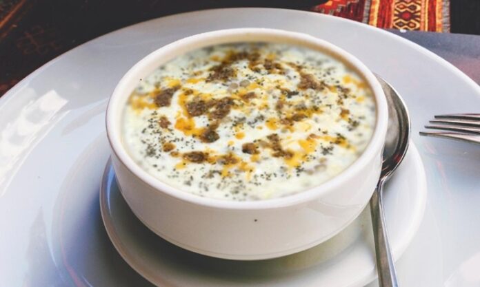 Türk mutfağının yöresel zenginliklerinden biri olan tutmaç çorbası, özellikle kış aylarında sofraların vazgeçilmez lezzeti olarak öne çıkıyor. Hem doyurucu hem de besleyici bir seçenek olan bu çorba, geçmişten günümüze uzanan geleneksel tarifleriyle dikkat çekiyor. Genellikle buğday ve et suyuyla hazırlanan tutmaç çorbası, protein, vitamin ve mineraller açısından oldukça zengin bir yapıya sahip. Uzmanlar, özellikle soğuk algınlığı ve halsizlik dönemlerinde bu çorbanın tüketilmesini öneriyor. Konulu bir haber görseli.