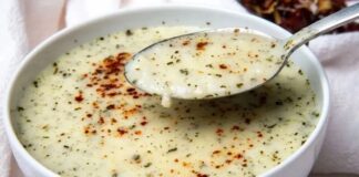 Yayla çorbasının kökeni, Anadolu’daki göçebe kültürlere ve özellikle hayvancılıkla geçinen topluluklara dayanıyor. Yoğurdun ana malzeme olması, çorbanın tarih boyunca kolay ulaşılabilir temel gıdalardan biri olduğunu gösteriyor. Eski Türk topluluklarında süt ürünlerinin yeri çok güçlü olduğu için, bu çorbanın ortaya çıkışı da oldukça doğal bir süreç olarak değerlendiriliyor. Tarihsel kaynaklarda yaylalarda yaşayan toplulukların uzun yolculuklar ve zorlu hava koşulları sırasında hem doyurucu hem de bağışıklık güçlendirici bir çorbaya ihtiyaç duyduğu belirtiliyor. İşte bu ihtiyacın karşılığı olarak Yayla çorbası yüzyıllar boyunca varlığını sürdürmüş durumda. Konulu bir haber görseli.