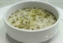 Türk mutfağının vazgeçilmez çorbalarından biri olan yoğurt çorbası, hem yaz hem de kış sofralarında kendine özel bir yer edinmiş durumda. Yoğurt, un ve bazen pirinç ya da buğday kullanılarak hazırlanan bu çorba, hem besleyici hem de ferahlatıcı özelliğiyle dikkat çekiyor. Özellikle sindirimi kolaylaştırması ve vücuda enerji vermesi nedeniyle birçok aile tarafından tercih ediliyor. Yoğurt çorbası, yıllardır Türk mutfağında nesilden nesile aktarılan bir lezzet olarak kültürel bir miras niteliği taşıyor. Konulu bir haber görseli.