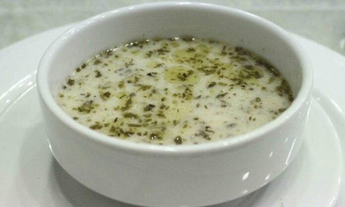 Türk mutfağının vazgeçilmez çorbalarından biri olan yoğurt çorbası, hem yaz hem de kış sofralarında kendine özel bir yer edinmiş durumda. Yoğurt, un ve bazen pirinç ya da buğday kullanılarak hazırlanan bu çorba, hem besleyici hem de ferahlatıcı özelliğiyle dikkat çekiyor. Özellikle sindirimi kolaylaştırması ve vücuda enerji vermesi nedeniyle birçok aile tarafından tercih ediliyor. Yoğurt çorbası, yıllardır Türk mutfağında nesilden nesile aktarılan bir lezzet olarak kültürel bir miras niteliği taşıyor. Konulu bir haber görseli.