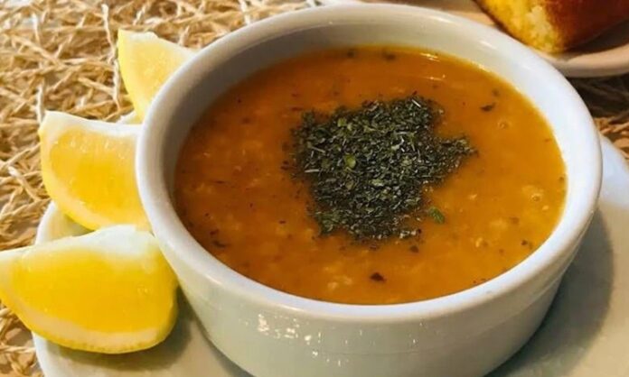 Türkiye mutfağı, farklı yörelerin kendine özgü tatlarıyla öne çıkan yöresel Türk çorbalarıyla adeta bir lezzet hazinesi sunuyor. Özellikle kış aylarında sofraların baş tacı olan bu çorbalar hem besleyici hem de doyurucu özellikleriyle dikkat çekiyor. Geleneksel tarifler, yüzyıllardır kuşaktan kuşağa aktarılırken, modern restoranlarda ve ev mutfaklarında yeniden yorumlanıyor. Yöresel Türk çorbaları, hem sağlık hem de lezzet açısından sofraların vazgeçilmezleri arasında yer alıyor. Konulu bir haber görseli.