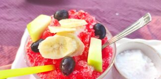 Adana’nın kavurucu sıcakları denince akla gelen ilk serinletici tatların başında bici bici geliyor. Hem hafif hem de ferahlatıcı yapısıyla özellikle yaz aylarında tüketimi artan bu özel tatlı, son yıllarda Türkiye genelinde de popüler hale gelmeye başladı. Adana sokaklarının vazgeçilmez tatlarından biri olan bici bici, basit görünen ancak oldukça ustalık gerektiren bir hazırlama sürecine sahip. Renkli görüntüsü, buzlu dokusu ve hafifliğiyle sıcak hava dalgalarında en çok tercih edilen serinleme yöntemlerinden biri olması da şaşırtmıyor. Özellikle Adanalıların günlük yaşamında büyük bir yer tutan bu tat, yöresel kültürü yansıtan önemli gastronomik ögelerden biri olarak kabul ediliyor. Konulu bir haber görseli.