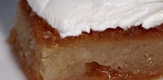 Türkiye’nin tatlı kültüründe özel bir yere sahip olan Afyon kaymaklı ekmek kadayıfı, geleneksel üretim yöntemleri ve yöreye özgü kaymağıyla hem yerli hem de yabancı gurmelerin ilgisini üzerine çekmeye devam ediyor. Afyonkarahisar’ın köklü gastronomi mirası içinde parlayan bu tatlı, özellikle bayram sofralarının, özel davetlerin ve restoran menülerinin vazgeçilmez lezzetleri arasında gösteriliyor. Yoğun şerbeti, tam ayarında pişmiş dokusu ve üzerine eklenen meşhur Afyon kaymağıyla birleştiğinde ortaya çıkan bu eşsiz uyum, tatlı severlerin hafızasında unutulmaz bir iz bırakıyor. Konulu bir haber görseli.